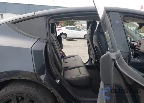 2024 Tesla Model Y Long Range Dual Motor All-Wheel Drive z USA, uszkodzony, nr VIN 7SAYGDEE9RF071449